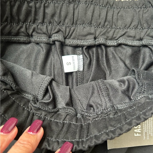 Men’s size small NWT black jogger “Black” on the zippers “Fashion” on tag - Picture 3 of 4